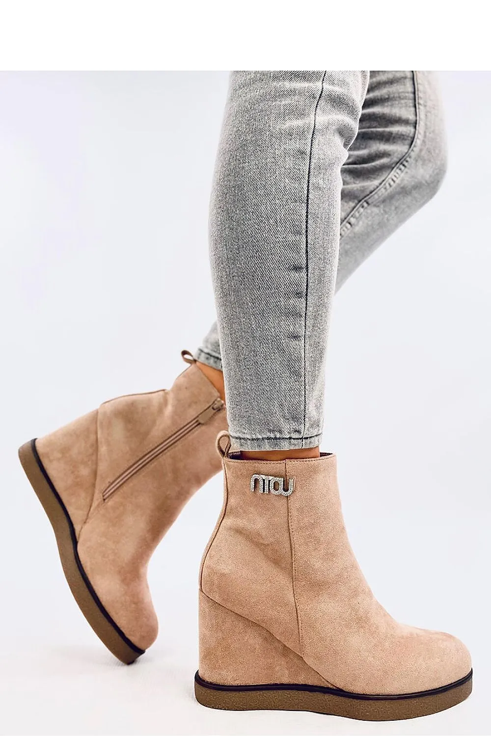 Buskin boots
