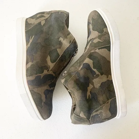 Camo Blondo waterproof wedge sneaker