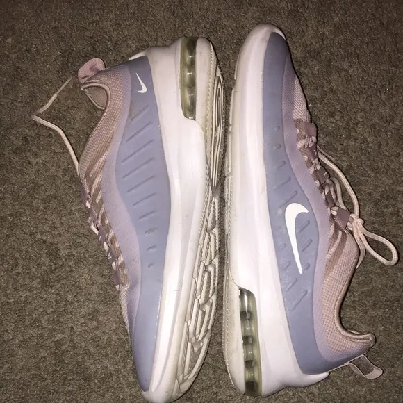 Nike Women’s Air Max Axis Particle Running Shoe