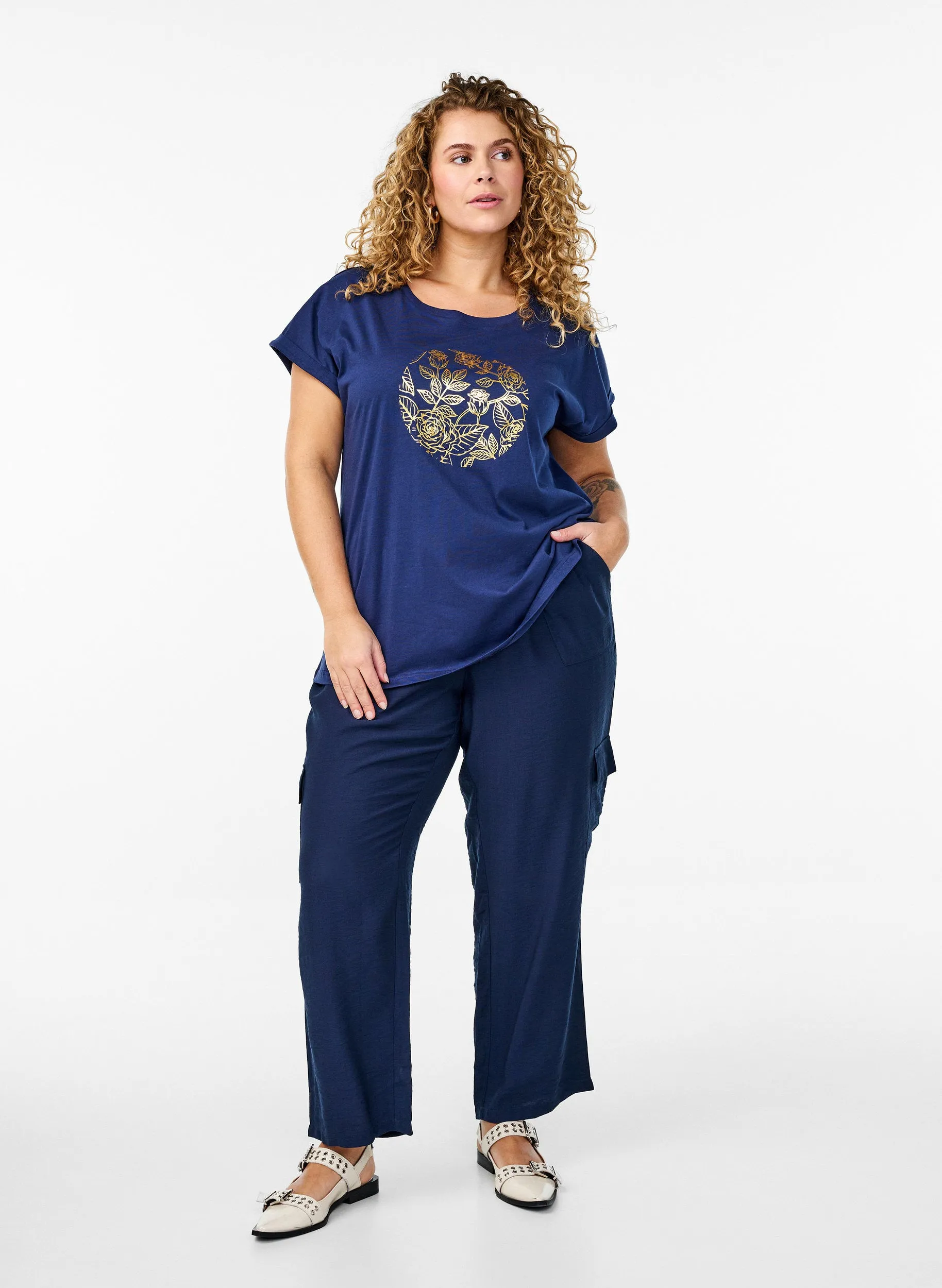 Zizzi Elin Navy T-Shirt in Gold Leaf